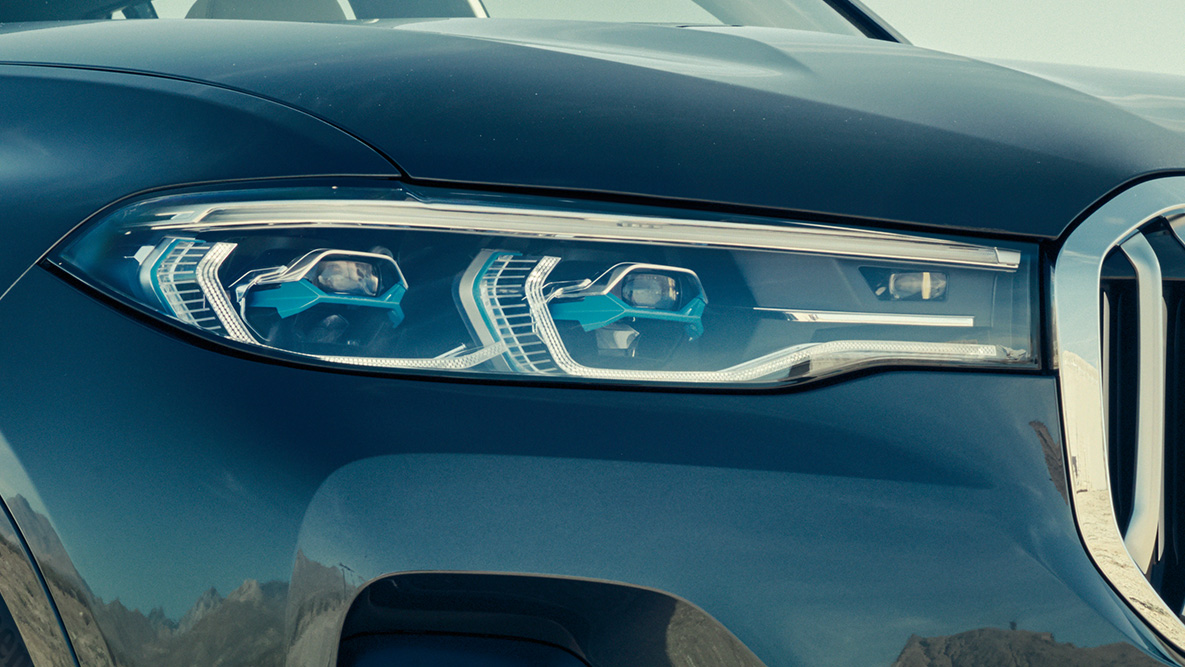 BMW laser light BMW Laserlight : vue de trois-quarts en gros plan de l’avant de la BMW X7