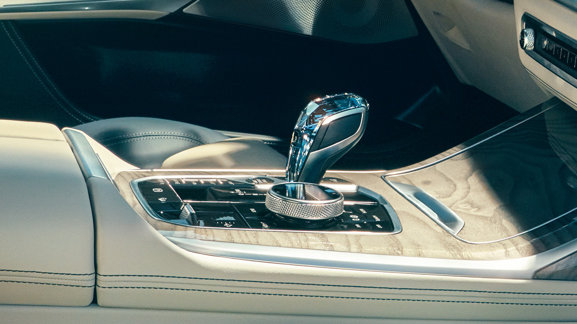 Appliques en verre "CraftedClarity » Appliques en verre : vue latérale de la console centrale Glass applications: side view of the center console