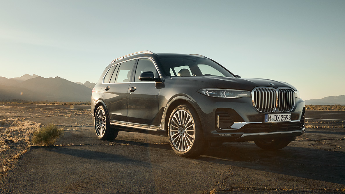 Executive Drive Pro Executive Drive Pro : vue de trois-quarts avant d’une BMW X7 en mouvement